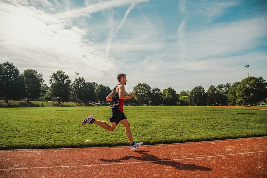 Corredor entrenando en una pista de atletismo
