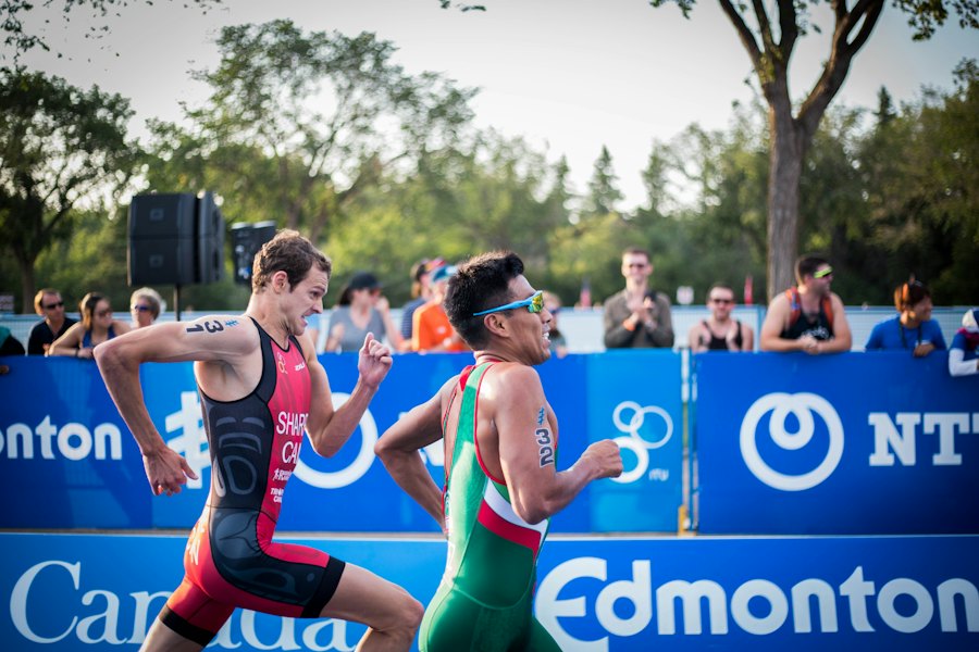 Triatletas en el segmento de carrera de una competición